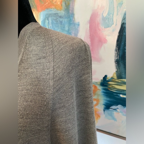 Gucci cashmere, silk and wool cardigan with gold designer buttons and gold logo. - Picture 3 of 16